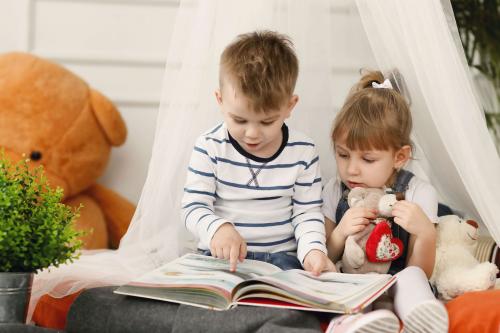deti čítajú rozprávkovú knihu